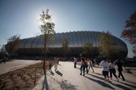 卢塞尔球场认为比赛日氛围震撼扩建后上座将再创新高